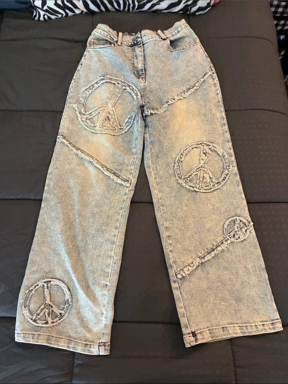 DAVI & DANI Light Wash Straight Leg Jeans with Embroidered Peace Patch - Picture 3 of 7
